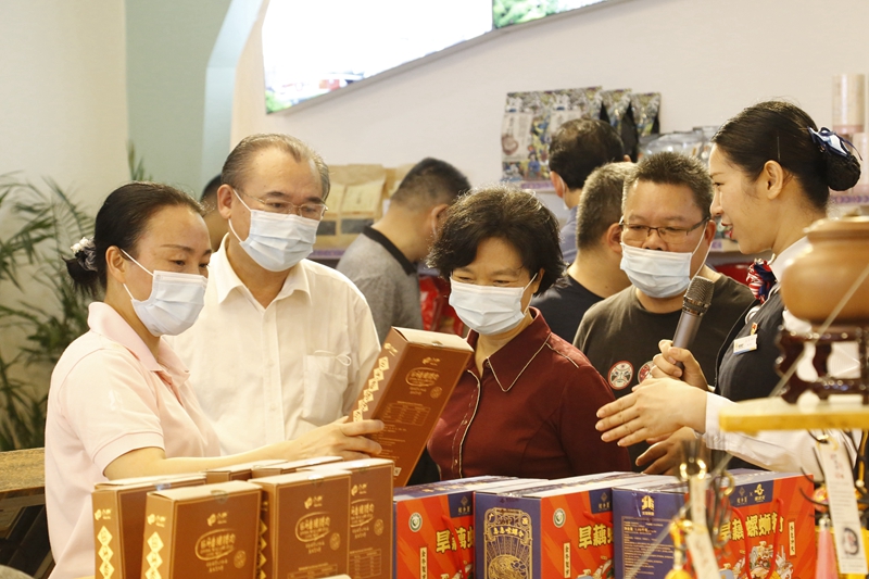 10.參觀那馬服務(wù)區(qū)扶貧產(chǎn)品展銷廳，此為廣西高速公路第一家扶貧產(chǎn)品展銷廳.JPG