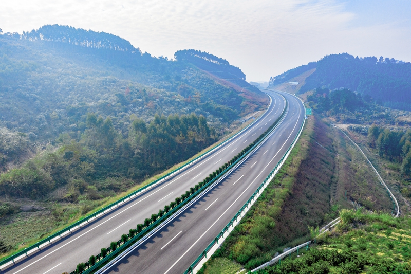 6.高速公路與群山相連，植被覆蓋率高，與原生態(tài)環(huán)境恢復(fù)有機(jī)結(jié)合.jpg